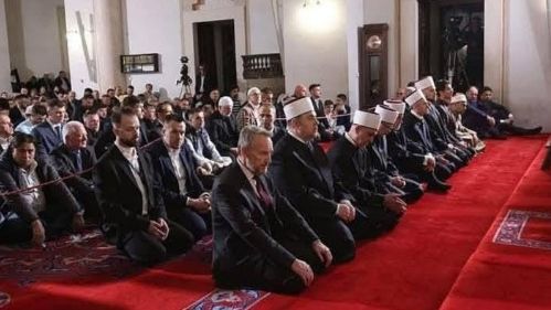 Zašto je Bakir Izetbegović privilegiran u džamiji i izdvojen od drugih vjernika