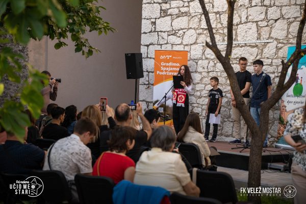 Mali pjesnici, velika emocija: Djeca o Veležu govorila u stihovima na Šantićevom festivalu