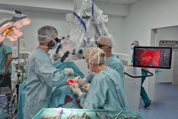 Nova era neurohirurgije u Mostaru: Uspješno izvedena prva operacija uz Zeiss Tivato 700 mikroskop u KB ‘Dr. Safet Mujić