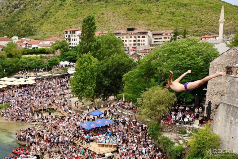 Igor Kazić i Evald Krnić pobjednici jubilarnog 460. izdanja skokova sa Starog mosta