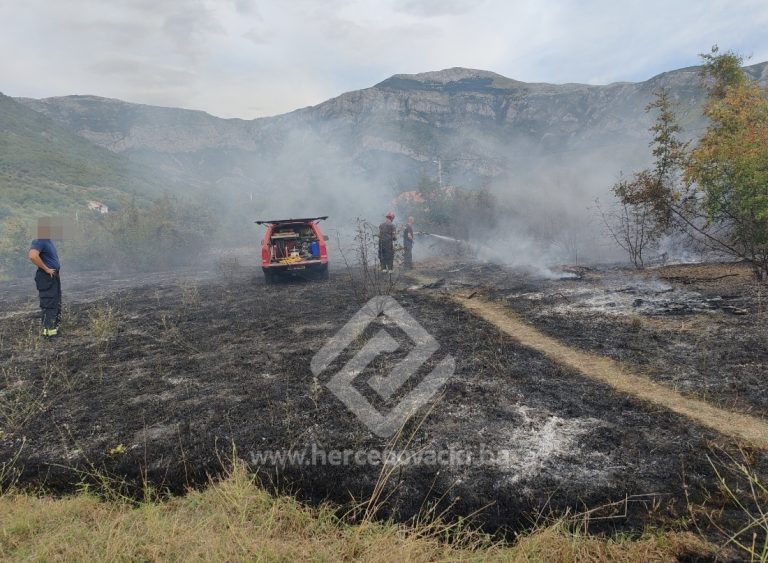 Izbio požar sjeverno od Mostara, mještani i vatrogasci brzom intervencijom spriječili širenje