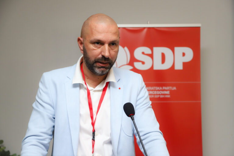 Đeldum žestoko prozvao Kordića: „Skoro dva mjeseca šutnje o požarima, a danas hapse građane koji upozoravaju na Uborak“
