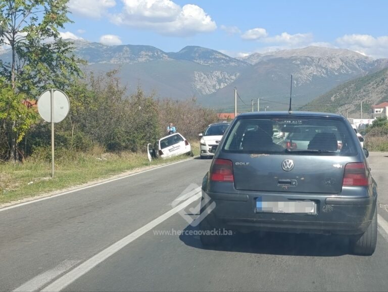 Saobraćajna nesreća na M-17 sjeverno od Mostara: Vozilo završilo u kanalu pored ceste, saobraćaj se odvija otežano