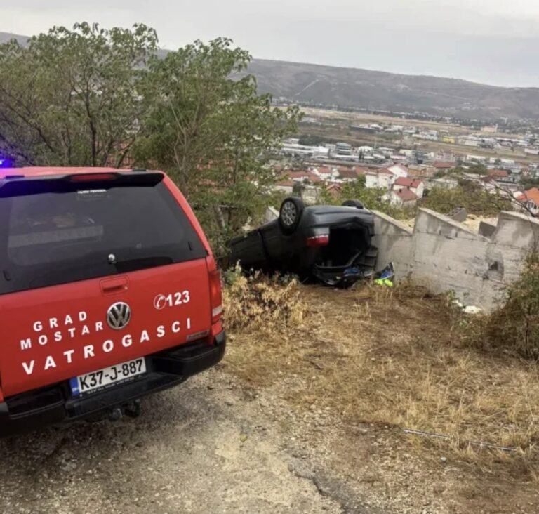Audi sletio s ceste i prevrnuo se niz provaliju u Mostaru, vozač povrijeđen